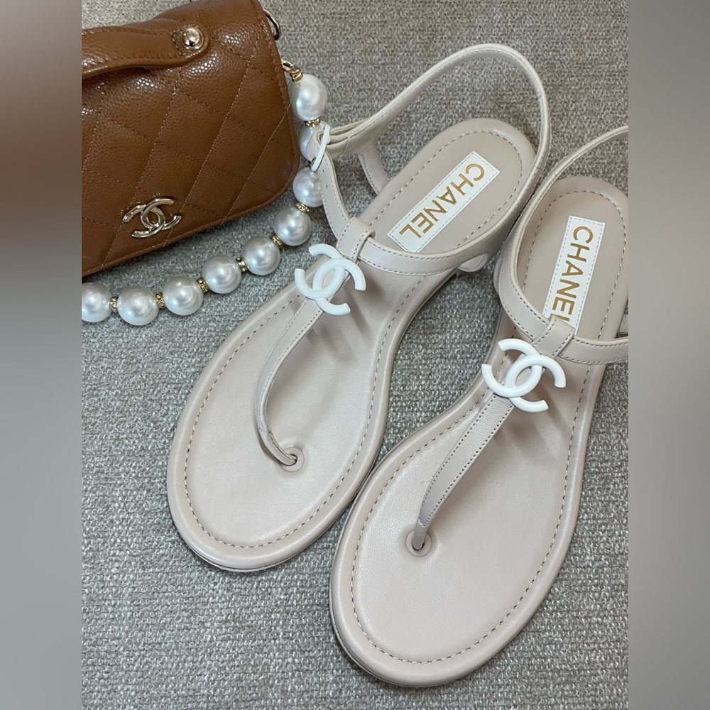 ♥️SOLD♥️ CHANEL 23P thong sandals in tan nude leather w/ CC logo brand new